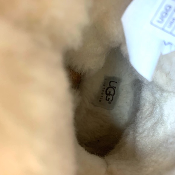 Woman’s Ugg Shearling Boots - Picture 14 of 15